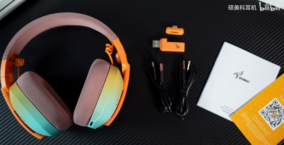 SOMIC G810 colorful gaming headset with its accessories